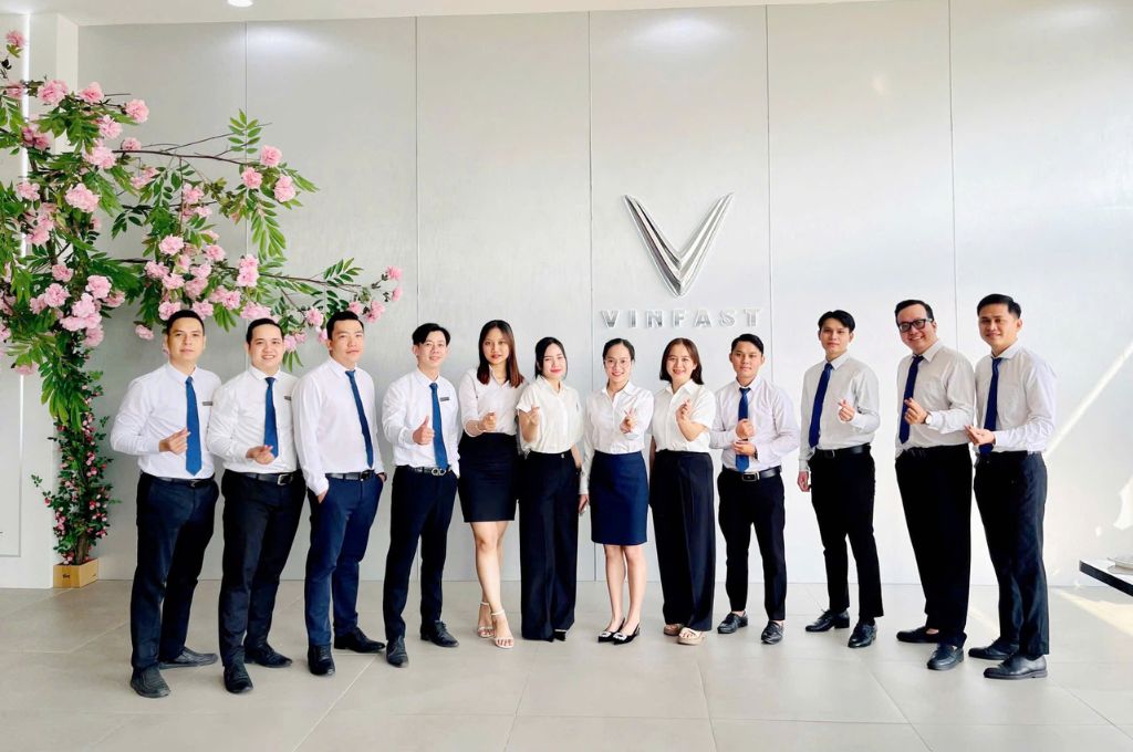 doi-ngu-nhan-vien-vinfastlongthanh